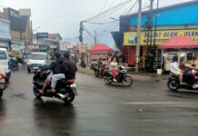 Bhabinkamtibmas Polsek Ciawigebang Lakukan Pengaturan Lalu Lintas Sore Hari di Pasar Ciawigebang Saat Menjelang Berbuka