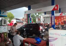 Bhabinkamtibmas Polsek Ciawigebang Patroli KRYD Sore Hari Sambangi SPBU Ciawigebang, Jaga Kamtibmas Selama Ramadhan 1447 H