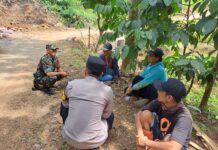 Bhabinkamtibmas Polsek Ciwaru Bersama Babinsa Sambangi Warga yang Sedang Bekerja, Sampaikan Pesan Kamtibmas