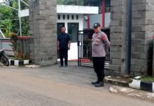Personil Polsek subang laksanakan giat ph pagi di depan SMA N subang .