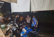 Personil Polsek Ciwaru Berikan Edukasi Kamtibmas kepada Pemuda Saat Patroli Malam Ramadan