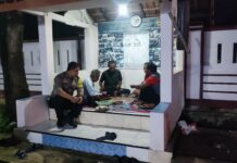 Bhabinkamtibmas Polsek Ciawigebang Patroli Malam Hari Ramadhan 1447 H, Sambangi Pos Ronda Warga di Desa Geresik