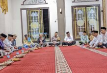 Bhabinkamtibmas Laksanakan Shalat Tarawih Berjamaah Bersama Warga di Masjid Jami Al Fudhola Muncangela
