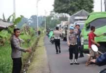 Sisi Humanis Kapolres Kuningan: Terjang Hujan demi Bantu Evakuasi Truk Tergelincir di Sindangbarang