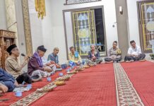 Bhabinkamtibmas Shalat Tarawih Berjamaah Bersama Warga di Masjid Jami Al Fudhola Muncangela