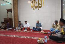 Pererat Silaturahmi, Bhabinkamtibmas Laksanakan Tarawih Bersama Warga di Masjid Jami Al Fudhola Muncangela