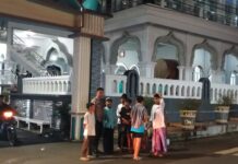 Bhabinkamtibmas Amankan Shalat Tarawih di Masjid Al Mubarok Desa Pangkalan