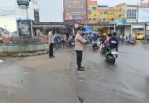 Polsek Ciawigebang Laksanakan Pengamanan dan Pengaturan Lalu Lintas Saat Ngabuburit di Persimpangan Pasar Desa Ciputat