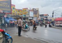 Polsek Ciawigebang Laksanakan Pengaturan Lalu Lintas di Persimpangan Pasar Desa Ciputat Saat Masyarakat Ngabuburit
