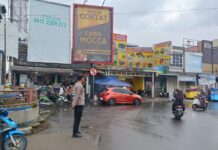 Berikan Rasa Aman Saat Ngabuburit, Polsek Ciawigebang Lakukan Pengaturan Lalin di Persimpangan Pasar Desa Ciputat