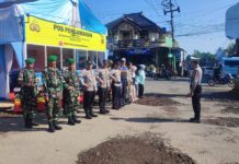 Personel Pos PAM Ciawigebang Ops Ketupat Lodaya 2026 Polres Kuningan Gelar Apel Kesiapan Pengamanan