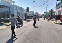 Personel Pos PAM Ciawigebang Ops Ketupat Lodaya 2026 Polres Kuningan Laksanakan Pengaturan Lalu Lintas di Simpang Tiga Alun-Alun Desa Ciawigebang