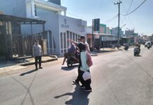 Anggota Pos PAM Ciawigebang Ops Ketupat Lodaya 2026 Laksanakan Gatur Lalin di Simpang Tiga Alun-Alun Desa Ciawigebang