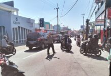 Anggota Pos PAM Ciawigebang Intensifkan Pengaturan Lalu Lintas di Simpang Tiga Alun-Alun Desa Ciawigebang