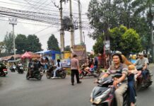Ops Ketupat Lodaya 2026, Anggota Pos Gatur Jaga Kelancaran Arus Lalin di Simpang Tiga Alun-Alun Desa Ciawigebang