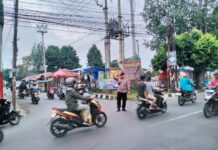 Anggota Pos PAM Ciawigebang Laksanakan Pengamanan dan Gatur Lalin di Simpang Tiga Alun-Alun Desa Ciawigebang