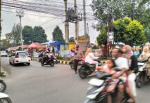 Ciptakan Kelancaran Lalu Lintas, Anggota Pos PAM Ciawigebang Siaga di Simpang Tiga Alun-Alun Desa Ciawigebang