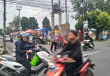 Pastikan Arus Lalu Lintas Lancar, Personel Pos PAM Ciawigebang Ops Ketupat Lodaya 2026 Lakukan Pengaturan di Simpang Tiga Alun-Alun Desa Ciawigebang