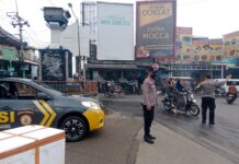 Personel Pos PAM Ciawigebang Ops Ketupat Lodaya 2026 Laksanakan Pengaturan Lalu Lintas di Terminal Ciawigebang