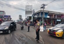 Personel Pos PAM Ciawigebang Ops Ketupat Lodaya 2026 Amankan Arus Lalu Lintas di Terminal Ciawigebang