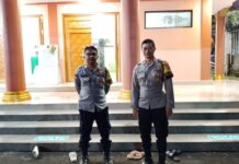 Bhabinkamtibmas Polsek Ciawigebang Amankan Shalat Tarawih di Masjid Jami Al Muawwanah Desa Kadurama