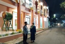 Berikan Rasa Aman, Bhabinkamtibmas Polsek Ciawigebang Laksanakan Pengamanan Tarawih di Masjid Jami Al Muawwanah Desa Kadurama