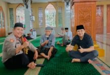 Silaturahmi Usai Dzuhur, PS. Panit 2 Samapta Ajak Warga Jaga Kamtibmas Jelang Idul Fitri