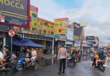 Personel Pos PAM Ciawigebang Ops Ketupat Lodaya 2026 Laksanakan Pengamanan dan Pengaturan Lalu Lintas di Pasar Desa Ciputat
