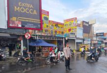 Personel Pos PAM Ciawigebang Ops Ketupat Lodaya 2026 Amankan dan Atur Lalu Lintas di Pasar Desa Ciputat