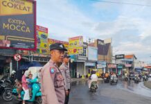Personel Pos PAM Ciawigebang Ops Ketupat Lodaya 2026 Lakukan Pengaturan Lalu Lintas di Kawasan Pasar Desa Ciputat