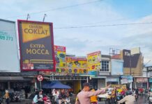 Personel Pos PAM Ciawigebang Ops Ketupat Lodaya 2026 Laksanakan Pengamanan Lalu Lintas di Pasar Desa Ciputat