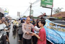 Polsek Ciawigebang Bersama SMK PGRI Ciawigebang Bagikan Takjil kepada Masyarakat di Bulan Ramadhan 1447 H