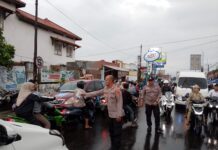 Polsek Ciawigebang dan SMK PGRI Ciawigebang Gelar Aksi Sosial Bagi-Bagi Takjil di Bulan Ramadhan 1447 H