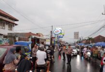 Indahnya Berbagi di Ramadhan 1447 H, Polsek Ciawigebang Bersama Pelajar SMK PGRI Ciawigebang Bagikan Takjil