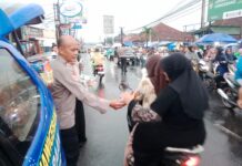Wujud Kepedulian di Bulan Suci Ramadhan 1447 H, Polsek Ciawigebang Bersama Siswa SMK PGRI Bagikan Takjil