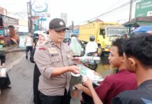 Polsek Ciawigebang dan SMK PGRI Tebar Kebaikan dengan Bagi-Bagi Takjil di Bulan Ramadhan 1447 H