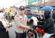 Semangat Ramadhan 1447 H, Polsek Ciawigebang Bersama Pelajar SMK PGRI Berbagi Takjil kepada Masyarakat