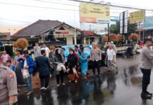 Wujud Kepedulian di Bulan Suci Ramadhan, Polsek Ciawigebang dan SMK PGRI Ciawigebang Bagikan Takjil