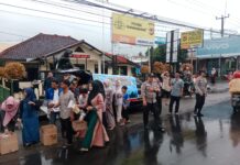 Polsek Ciawigebang Gandeng SMK PGRI Ciawigebang Gelar Aksi Berbagi Takjil di Bulan Suci Ramadhan