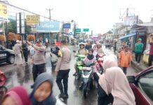 Tebar Kebaikan Ramadhan, Polsek Ciawigebang Bersama SMK PGRI Ciawigebang Bagikan Takjil ke Pengguna Jalan
