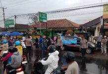 Pererat Silaturahmi di Bulan Ramadhan, Polsek Ciawigebang dan SMK PGRI Ciawigebang Bagikan Takjil kepada Warga