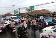 Sinergi Polsek Ciawigebang dan SMK PGRI Ciawigebang Berbagi Takjil kepada Masyarakat di Bulan Ramadhan