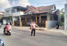 Personel Pos Gatur Alun-Alun Desa Ciawigebang Laksanakan Pengamanan dan Pengaturan Lalu Lintas Ops Ketupat Lodaya 2026