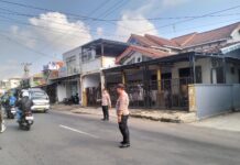 Ops Ketupat Lodaya 2026 Polres Kuningan, Personel Pos PAM Ciawigebang Lakukan Pengaturan Lalu Lintas di Alun-Alun Desa Ciawigebang