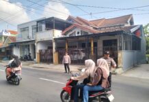Personel Pos Gatur Alun-Alun Desa Ciawigebang Laksanakan Pengaturan Lalu Lintas Ops Ketupat Lodaya 2026 Polres Kuningan