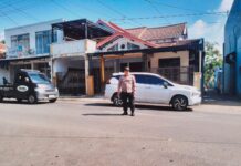 Ops Ketupat Lodaya 2026 Polres Kuningan, Personel Pos PAM Ciawigebang Amankan Arus Lalu Lintas di Alun-Alun Desa Ciawigebang