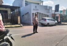 Jaga Kelancaran Arus Kendaraan, Personel Pos PAM Ciawigebang Ops Ketupat Lodaya 2026 Polres Kuningan Laksanakan Gatur Lalin di Alun-Alun Desa Ciawigebang