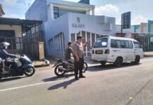 Personel Pos PAM Ciawigebang Ops Ketupat Lodaya 2026 Polres Kuningan Intensifkan Pengaturan Lalu Lintas di Alun-Alun Desa Ciawigebang