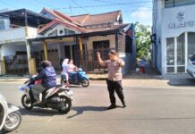 Wujud Pelayanan Polri, Personel Pos PAM Ciawigebang Ops Ketupat Lodaya 2026 Polres Kuningan Amankan Arus Lalu Lintas di Alun-Alun Desa Ciawigebang