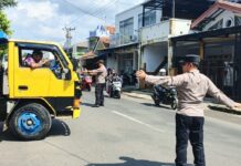 Personel Pos PAM Ciawigebang Ops Ketupat Lodaya 2026 Polres Kuningan Jaga Kelancaran Lalu Lintas di Simpang Tiga Alun-alun Ciawigebang